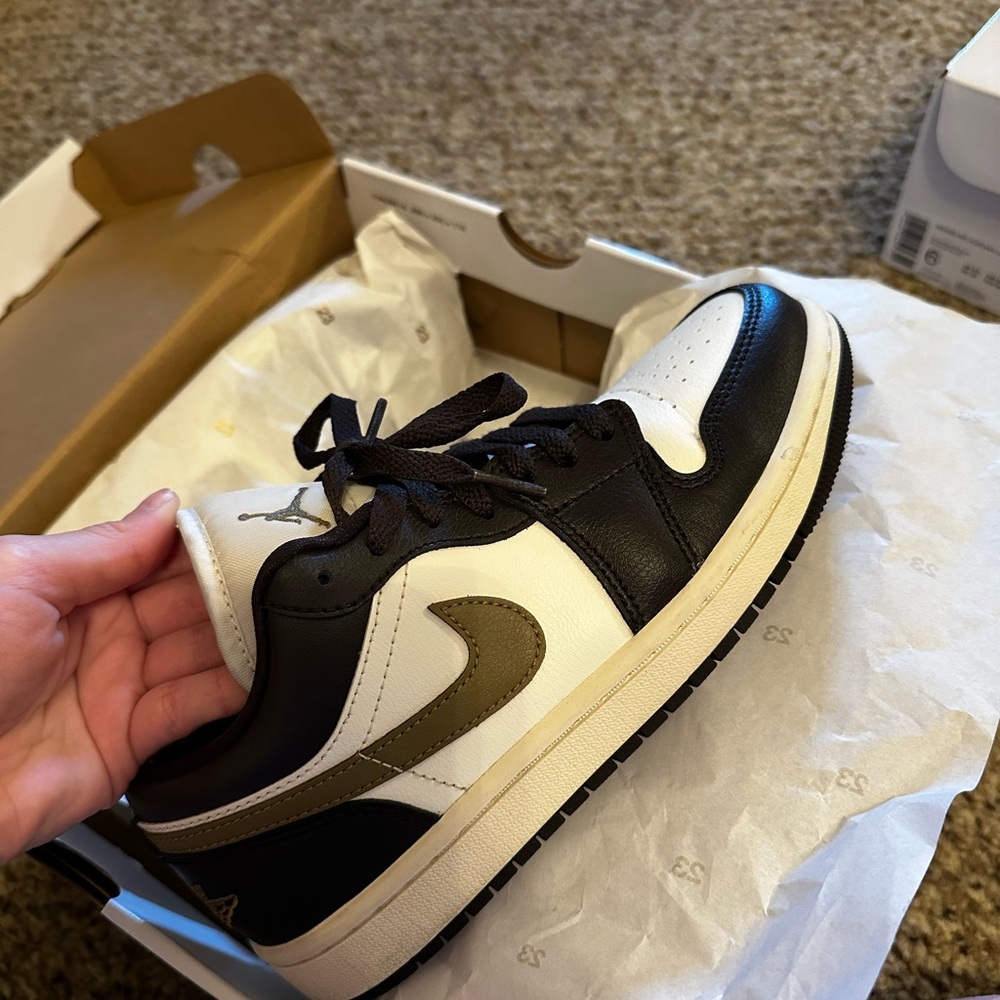 Women’s Air Jordan 1 Low size 6 
Color shadow brown/brown kelp-sail